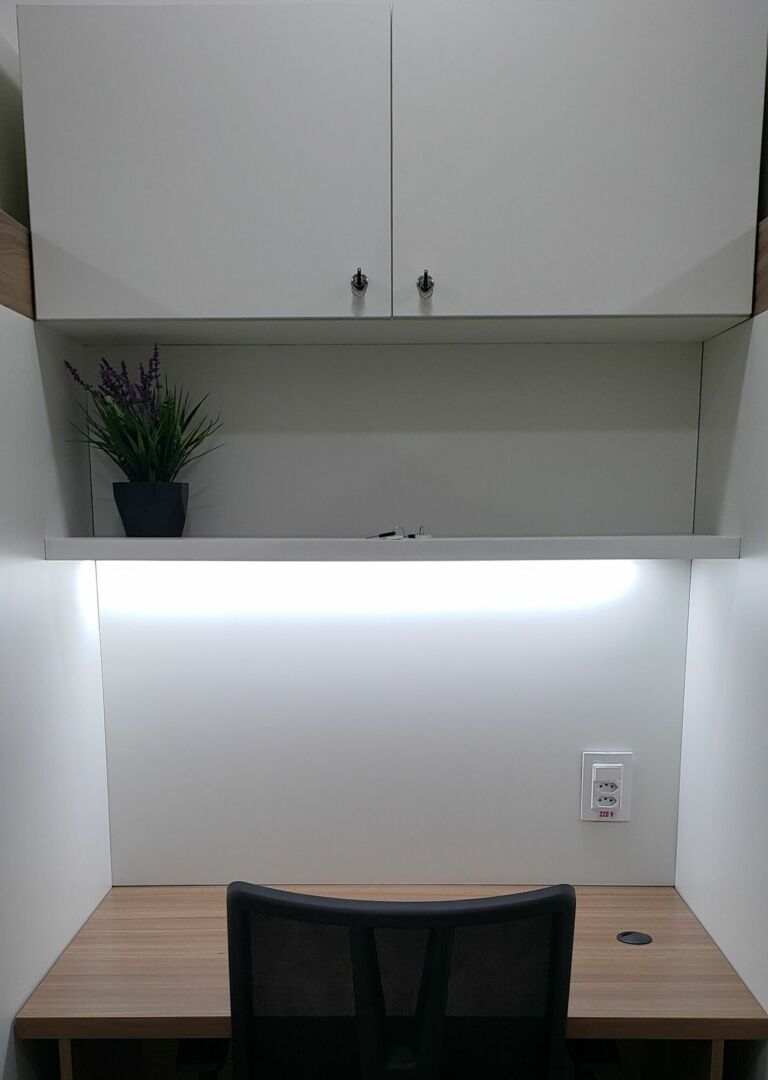 Baia de estudo com mesa, cadeira e iluminação LED